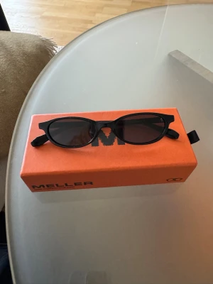 Svarta solglasögon från Meller - Snygga svarta solglasögon från Meller med smal, rektangulär form och mörka glas. Modellen är Binti och original pris är 600kr❤️