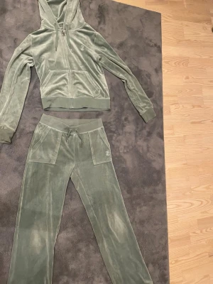 Grönt juicy couture set - Säljer mitt gröna juicy couture set eftersom jag inte använder de alls längre.Man kan se att man använt de men ser ändå ut som ny.Kommer helt nytvättad och de är bara att fråga om mer bilder om det skulle behövas.Stolek s i tröjan och Xs i byxorna.Pris kan diskuteras.