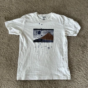 Uniqlo T-shirt - Heinzt! Säljer en unik och snygg T-shirt i storleken (M)-skick 10/10- vid minsta fundering hör av er! Först till kvarn!