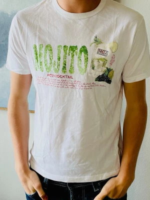 Saint Barth t shirt  - Riktigt snygg Saint Barth t shirt. Trycket har lossnat lite men inget man märker när man har på sig den! Modellen på bilden är 190 och väger 85. Vid köp av fler erbjuder jag alltid rabatt😊