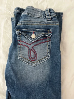 Gina young jeans - Använder aldrig dessa längre, finns inga defekter förutom längst ner (se bild) men inget som man märker. Skriv för frågor!!💗