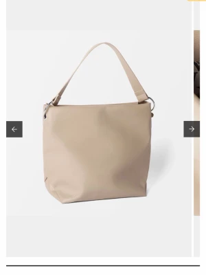 Carin Wester väska  - Säljer min väska som inte används längre, den är i mycket bra kvalitet och har inga fläckar eller så💕Det står att den är beige men skulle säga mer ljusbrun/mocka🫶Det är bara att skriva om ni vill ha bilder! Orginalpris är 599kr