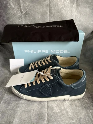 Philippe Model (Nya)  - Sprillans nya Philip model skor | size: 42 | skick: 11/10 ;)  | og: allt = box, dustbag, kort  | tveka inte på höra av dig! | mvh MD Closet 🫡 