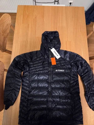 Adidas Terrex Cold.Rdy FW24 Xperior Down Outdoor Warm dam jacka storlek M - En riktigt varm jacka från Terrex Adidas  Storlek M Artikelnummer : IT3231