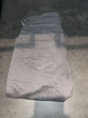 Grå slim tiger of Sweden jeans  - Säljer ett par grå jeans med slim passform som är perfekt till sommaren då dom är ganska flexibla dom är också riktigt snygga😉 skriv vid intresse och priset är inte hugget i sten!🙌