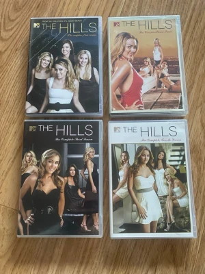The Hills DVD (säsong 1-4) - [Jag säljer alla tillsammans] Dvd fodralen innehåller skivor med hela säsong 1-4 av The Hills. Det ingår en extra Dvd skiva (för varje säsong) med special material som inkluderar bortklippta scener, intervjuer & mera. 