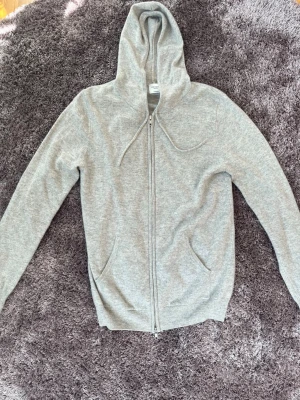  Kashmir hoodie John Henric - Säljer nu denna riktigt schyssta gråa kashmir-hoodien från John Henric. Perfekt för sommarkvällar! Mycket bra skick - endast använd ett fåtal gånger. Strlk: M. Bara att höra av sig med frågor eller funderingar!  