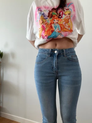 Ljusblå skinny jeans med hög midja - Säljer ett par ljusblå skinny jeans med hög midja och klassiska fem fickor. Jeansen har en smal passform och stängs med dragkedja och knapp. Perfekta för en trendig och avslappnad stil.