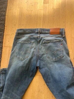 Replay jeans  - Storlek 33 mycket bra skick, liten fläck borde gå blrt
