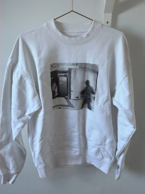 Vit sweatshirt med tryck och text - Vit sweatshirt från merchsweden från deras, break-In colletion den är i storlek XS men är sörre i storleken