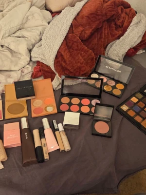 Stort sminkpaket med paletter & bas - Säljer ett stort sminkpaket med flera ögonskuggspaletter, rouge, bronzer, highlighter, concealer och foundation. Blandade märken som CAIA, Revolution och Maybelline. Allt är testat men inget är testat direkt på huden är de nått nån vill köpa separat så är de bara skriva