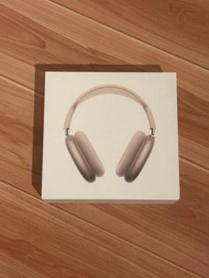 Apple AirPods Max - Snygga Apple AirPods Max i silver med mjuka öronkuddar och justerbart huvudband. Over-ear design med aluminium och rostfritt stål för premiumkänsla. Perfekta för musik, gaming och film med grym ljudkvalitet och stilren look.