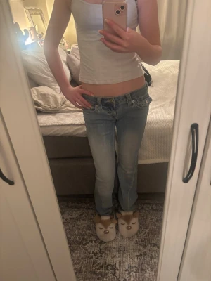 True religon  - Säljer mina true religon jeans då jag inte använder dom, och dom har små hål längs ner tyvärr. Men annars i väldigt bra skick, Jag har köpt dom för 1300kr och säljer dom för 550 eftersom dom har hål tyvärr🤗