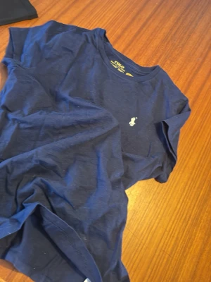 ralph lauren t-shirt mörkblå jätte bra skick  - knappt andvänd 