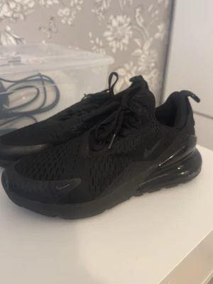 Nike Air Max 270 helsvarta sneakers - Säljer mina Nike 270 skor eftersom jag inte använder de. Har använt de väldigt få gånger, de är i jättebra skick, inga skador.
