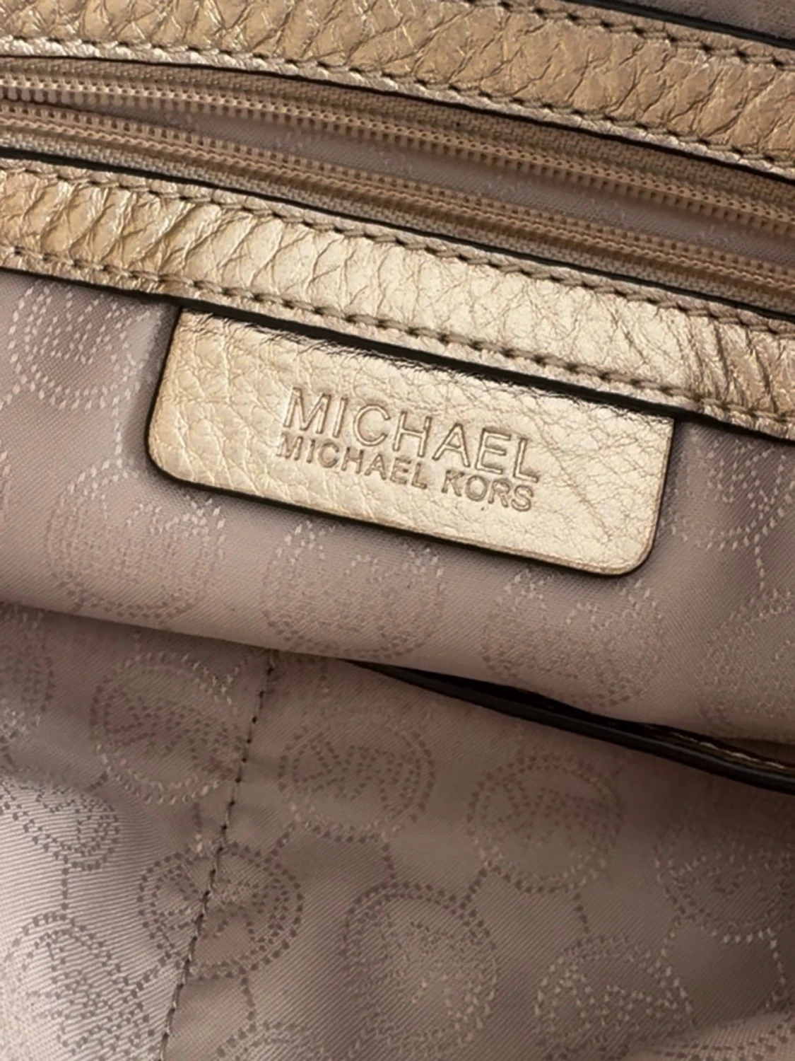 Guldig handväska från Michael Kors - 1