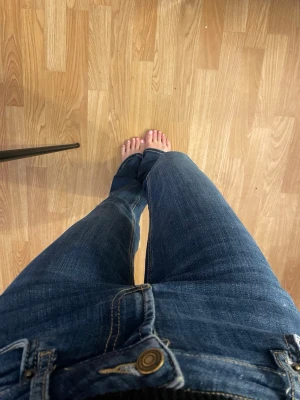 Zara - Mörkblå lågmidjat jeans. Använt de ett antal ggr. 