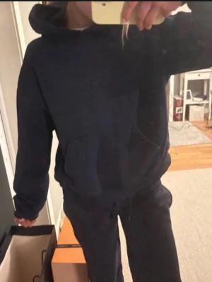 Mörkblått loungewear-set - Marinblått mjukis sett från Gina tricot. Hoodie och omsydda lågmidjade mjukisbyxor till i samma färg. Tröjan i xs och byxorna i xxs.