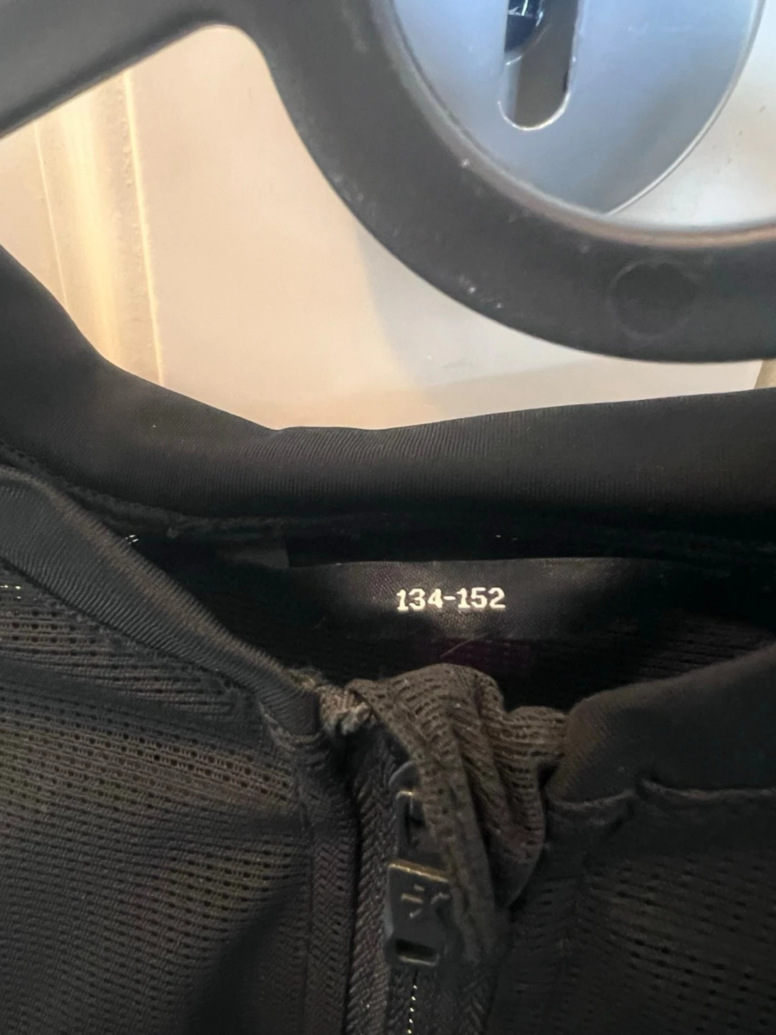 Svart skyddsväst för sport, stl 134-152 - 1
