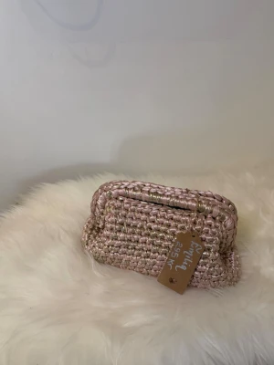 Clutch  - Säljer denna fina clutch som är rosa och guld! Perfekt storlek och helt perfekt för alla lägen!!❤️❤️❤️ 