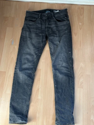 Svarta slim fit jeans från REPLAY💯 - Säljer ett par svarta jeans från REPLAY💯 med regular slim fit. Jeansen har klassisk femficksdesign, raka ben och snygg tvättad look. Perfekta för dig som gillar en smalare passform och stilren design.👍