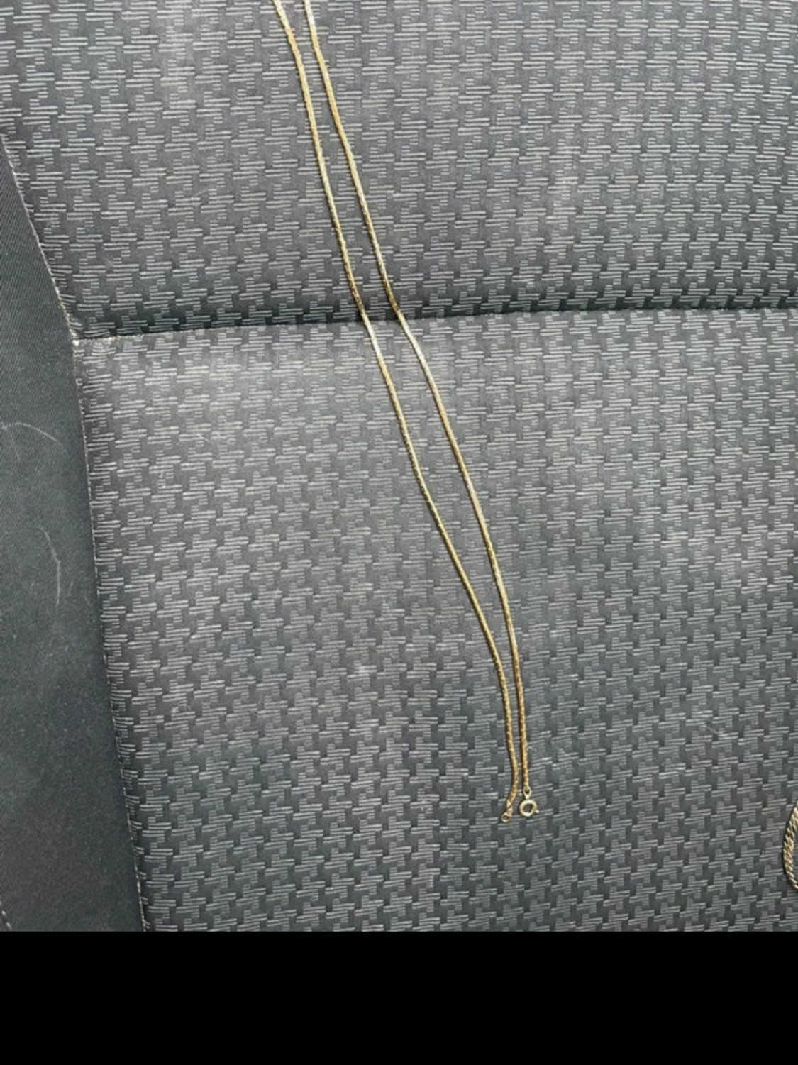 Två guldiga halsband i metall - 2