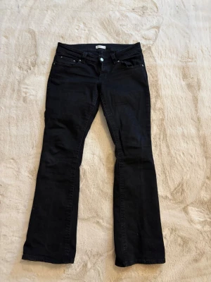 Gina jeans - Boucut jeans från Gina i strlek 42 men är som 40, säljer så jag inte använder dem🙏🏽