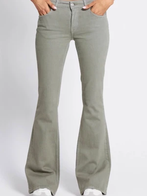 Gröna bootcut jeans från 157 - Snygga  bootcut jeans från 157 med klassisk femficksmodell och low midja. Helt nya