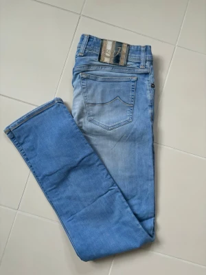 Jacob Cohen jeans w33 - Jättefina blå populära stentvättade Jacob Cohen jeans i w33 säljes (midjemått på 88 cm). Inga hål eller fläckar i utmärkt skick! Perfekt nu till våren!