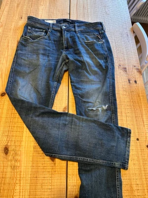 Replay jeans - Säljer ett par snygga Replay Anbass jeans i mörkblå färg. Nypris 1700kr storlek 34. Bara att skriva om ni har några funderingar😊