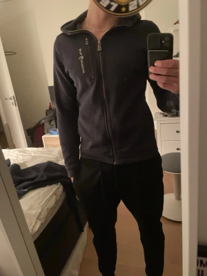 Marinblå sailracing hoodie - Relativt andvänd, Inga frågår, direkt köp! Kom bara med prisförslag!