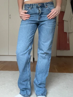 Blå baggy jeans  - Baggy, vida jeans från pull&bear i mycket bra skick! Säljer då de är för små! Midjemått rakt över: 35 innerbenslängd: 81 grenmått: 25 Bredd på benen längst ner: 19 Skriv vid funderingar/fler bilder! 