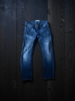 Blå raka jeans med slitningar - Snygga blå jeans med raka ben och coola slitningar framtill. Märke: Dressman