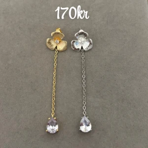 Blommiga droppörhängen i guld & silver - Par .