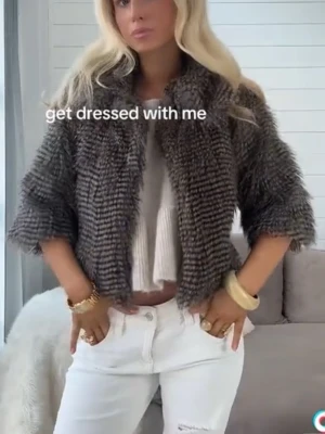 Päls jacka/kofta - Super fin päls plagg som man kan använda som kofta men också jacka när det blir varmare ute! Storlek xs🤎 packeterad och kan skickas omgående