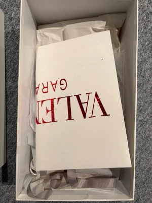 Valentino Garavani skor  - Säljs åt min kompis då han vill köpa ett par ny skor till sommarn.                                                             Jättebra skick, sparsamt använda utan defekter.          Passar perfekt nu till våren 