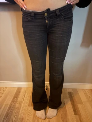 Svarta jeans  - Snygga svarta bootcut jeans med  klassiska fem fickor. Jeansen har en lätt utsvängd passform nedtill och är tillverkade i stretchigt denimtyg för skön känsla. Perfekta för dig som gillar en tidlös och trendig look.