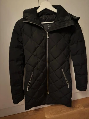 Jacka  - Säljer den här nyköpta helt oanvända jackan som är ett dyrt märke i storlek S😊