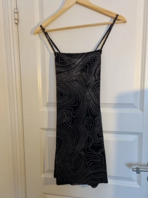 Glittrig miniklänning med open back - Säljer denna fina miniklänning från H&M i strl xs. Inga defekter!
