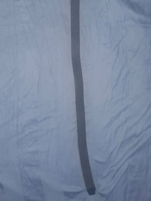 Grisch bälte - Snyggt svart flätat bälte med silverfärgat spänne och detaljer i skinn. Perfekt för dig som vill klä dig grisch