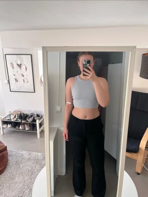 Blå magtröja  - Blå magtröja. Missfärgad under ärmen men syns inte vid användning 