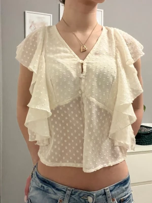 Volang blus  - Jättefin volang blus, den är i bra skick och super snygg till sommarn 