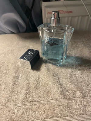 AD VITAM AETERNAM - En snygg Lukt och en väldig söt fräsch lukt på denna AVA parfymen. 70ml kvar och sprayen är helt sjuk. Rekommenderar för sommaren.