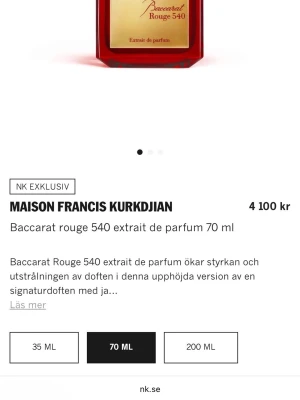 Baccarat Rouge 540 Extrait 70 ml - Lyxig parfym från Maison Francis Kurkdjian i en elegant röd glasflaska med guldigt lock. Baccarat Rouge 540 Extrait de Parfum har en intensiv och unik doftprofil som känns exklusiv och modern. Flaskan rymmer 70 ml och är perfekt för dig som gillar exklusiva dofter.