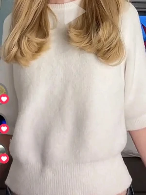 Vit stickad tröja från Zara - Mysig vit stickad tröja från Zara med rund halsringning och halvlånga ärmar. Tröjan har ribbade muddar i nederkant och vid ärmslut, vilket ger en clean och enkel look. Perfekt att styla med jeans eller kjol. Inga defekter och säljer då den tyvärr blivit för liten. 💗