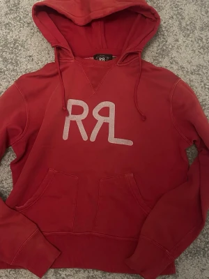 Riktigt fet RRL Ralph Lauren hoodie - Nypris runt 3000 men skitsvår att hitta. Köpt i New York och använd fåtal gånger. Storlek M men kan nog passa S