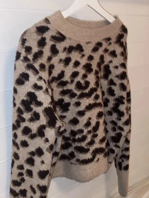 Stickad leopard tröja  - Säljer min stickade leopard tröja som är sååå snygg men som tyvärr inte kommer till användning längre 🐆