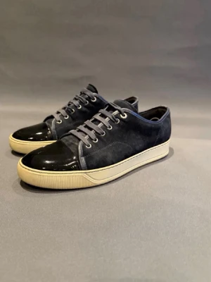 Blå lanvins - Snygga mörkblå lanvin sneakers. Skorna är i väldigt bra skick. Skorna är i uk passar 43 Tveka inte på att höra av er vid frågor eller funderingar, mvh Sigward.
