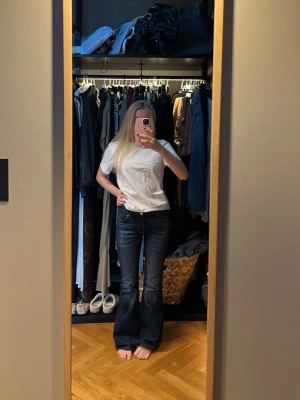 Mörkblå bootcut jeans Weekday - Weekday jeans i storlek 32 eller W24 L30. Aldrig använda, inga tecken på slitage eller användning. Köpta för ca 600kr i butik, finns ej kvitto. 