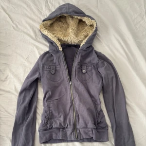 Y2k hoodie - Supersöt hoodie med päls i luvan. Säljer pga att den inte kommer till användning :)